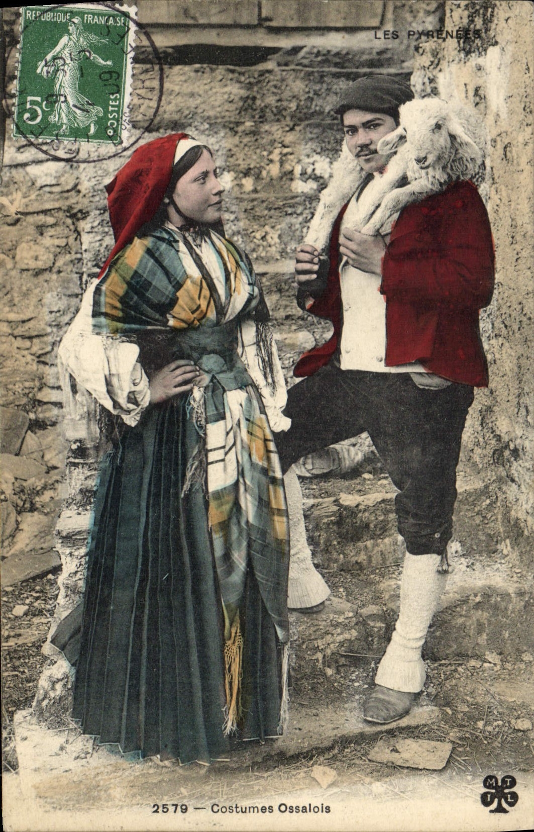 CPA Folklore Pyrenees Costumes Ossalois 