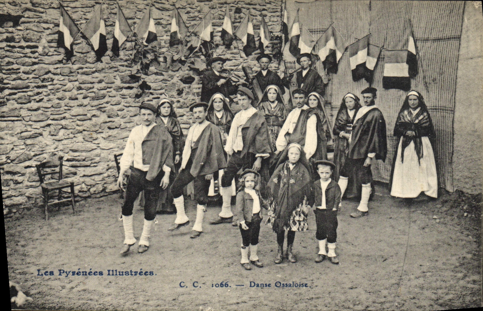 CPA Folklore Pyrenees Danse Ossaloise 