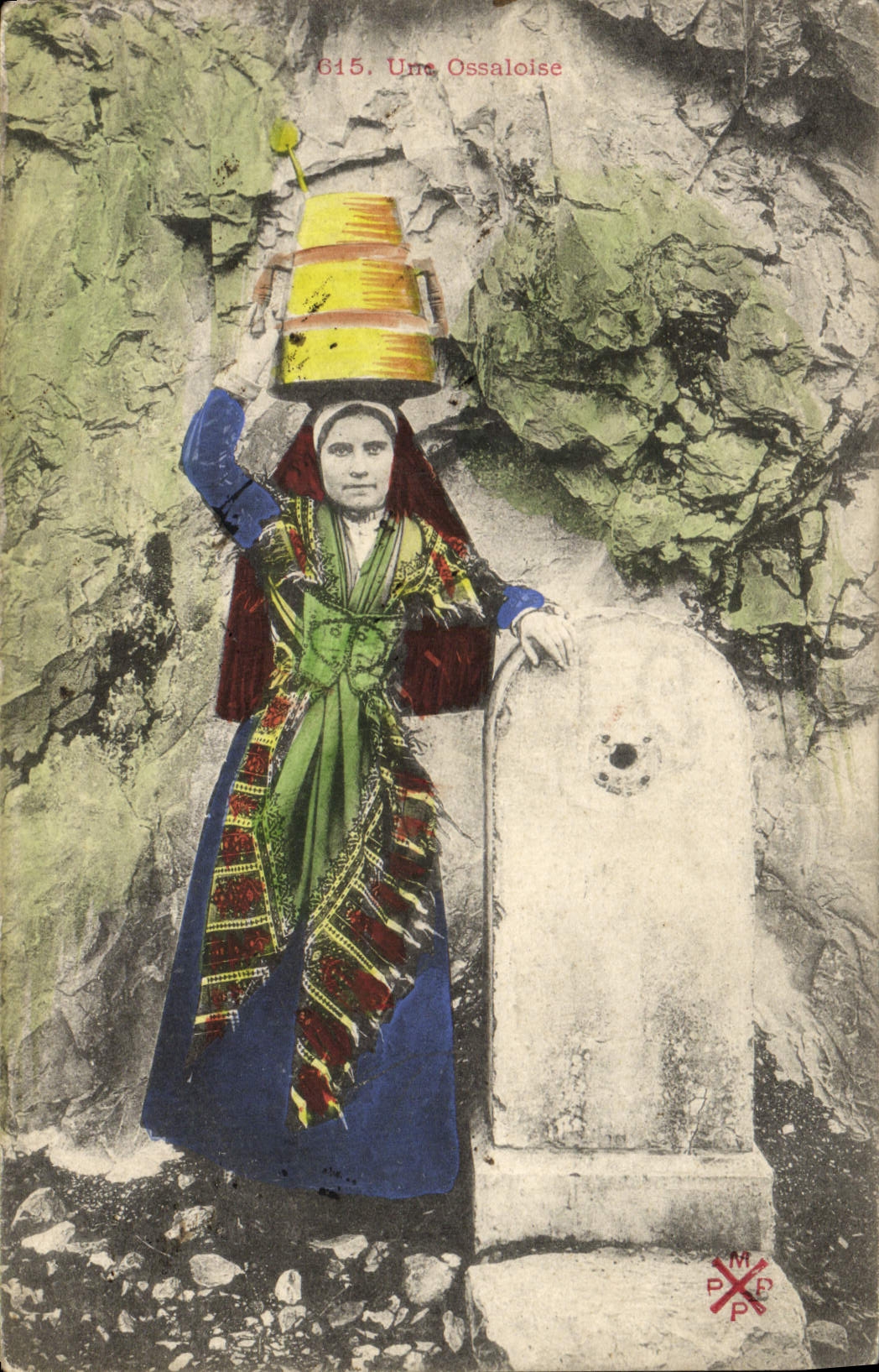 CPA Folklore Pyrenees Une ossaloise 
