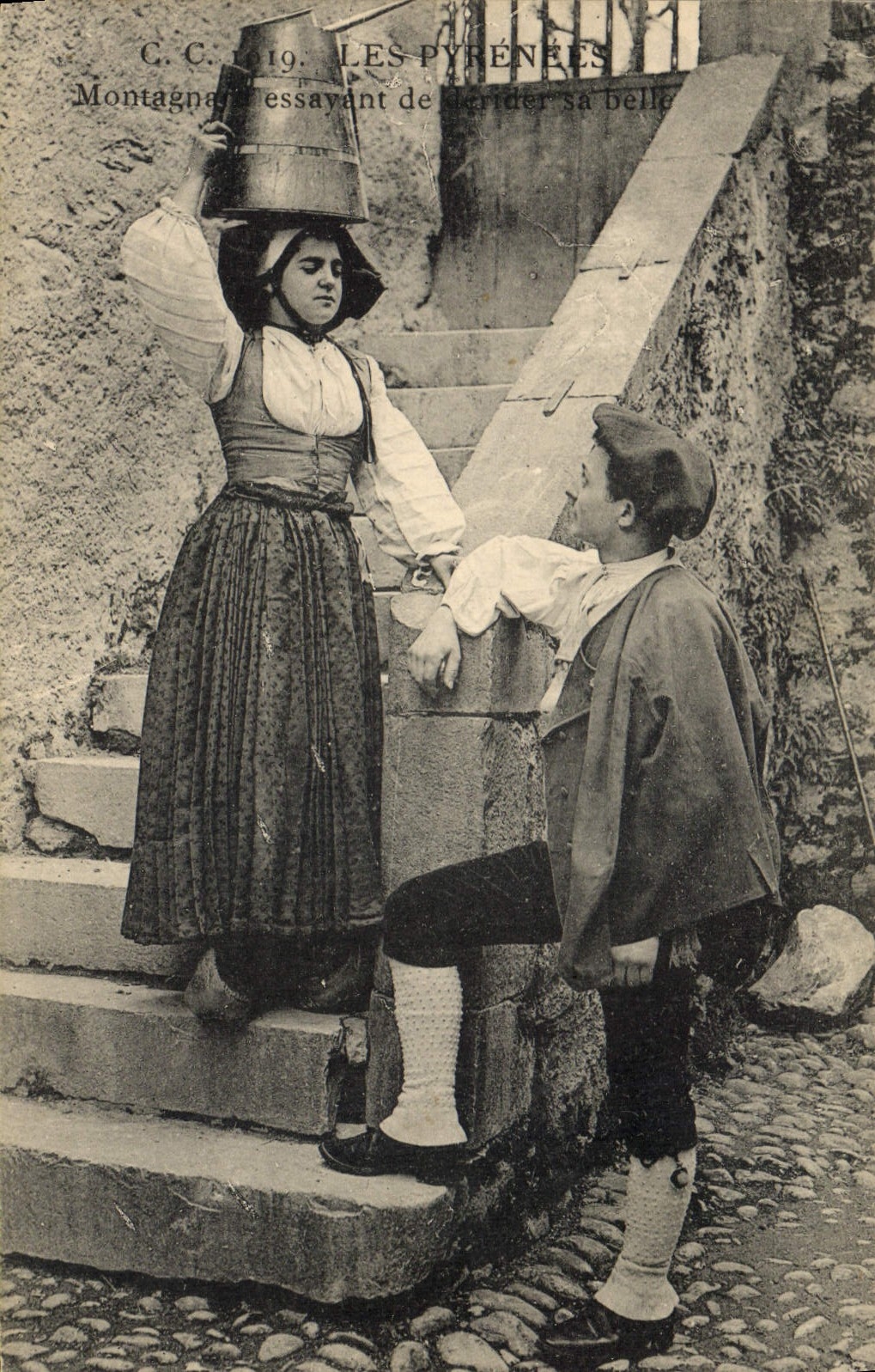 CPA Folklore Pyrenees Montagnard essayant de derider sa belle