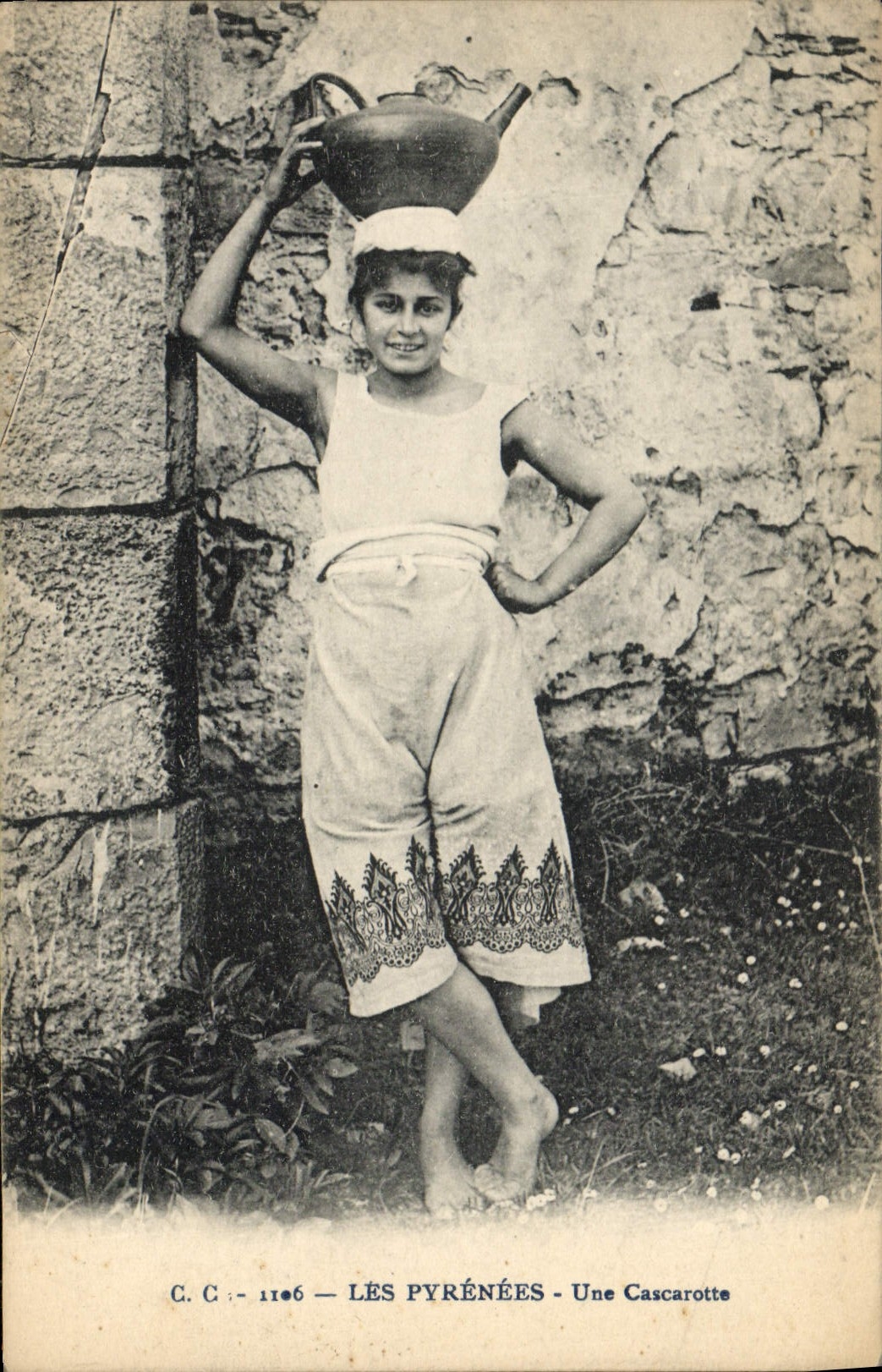 CPA Folklore Pyrenees Une Cascarotte