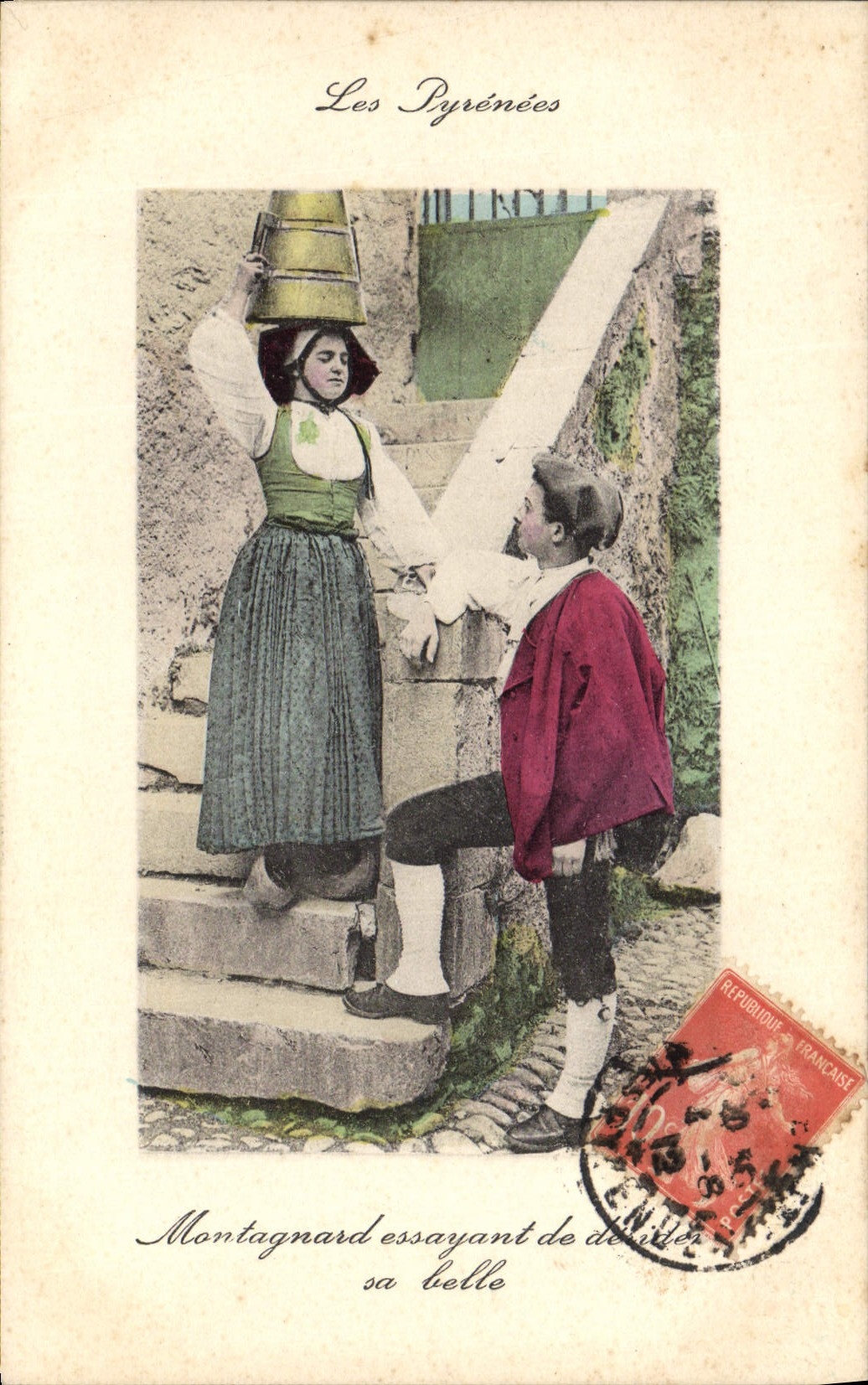CPA Folklore Pyrenees Montagnard essayant de derider sa belle