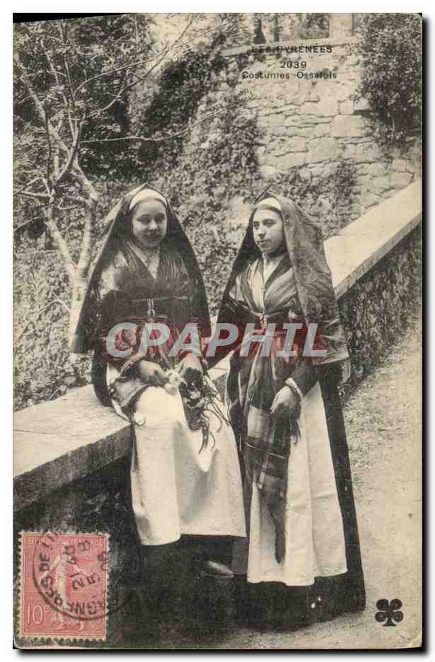 CPA Folklore Pyrenees Costumes Ossalois 