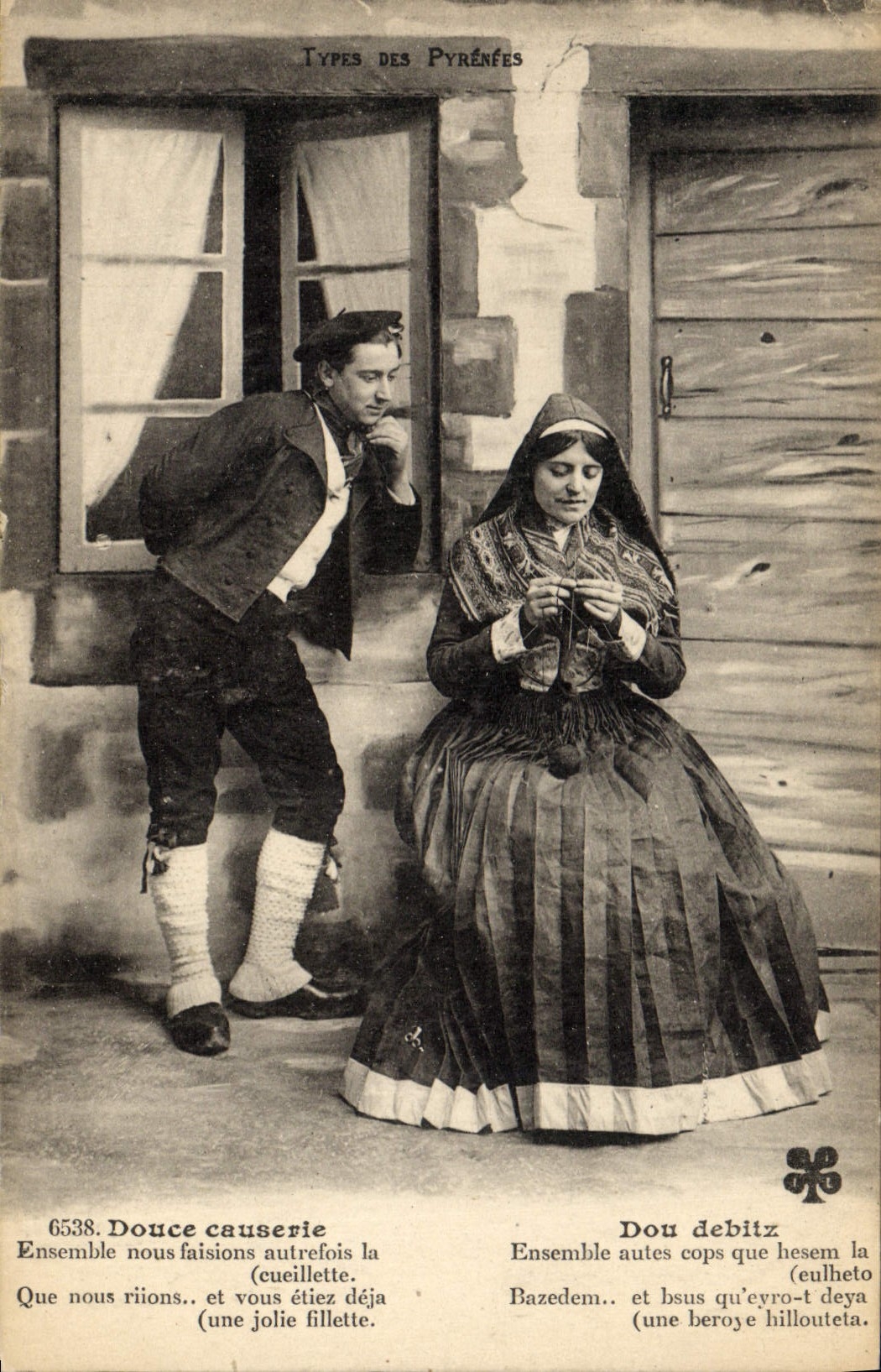 CPA Folklore Pyrenees Douce causerie