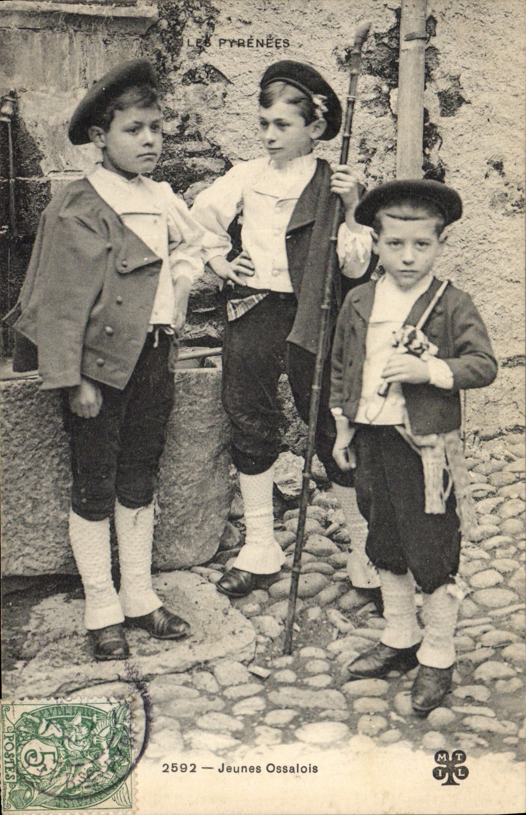 CPA Folklore Pyrenees Jeunes Ossalois 