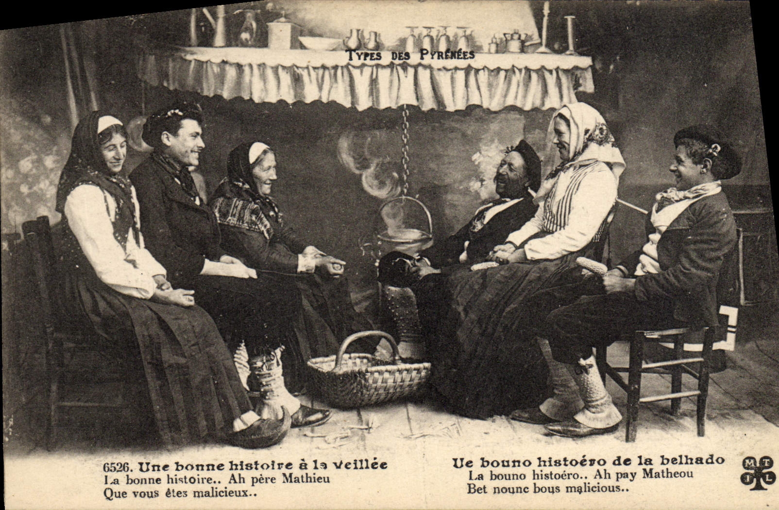 CPA Folklore Pyrenees Une bonne histoire a la veillee