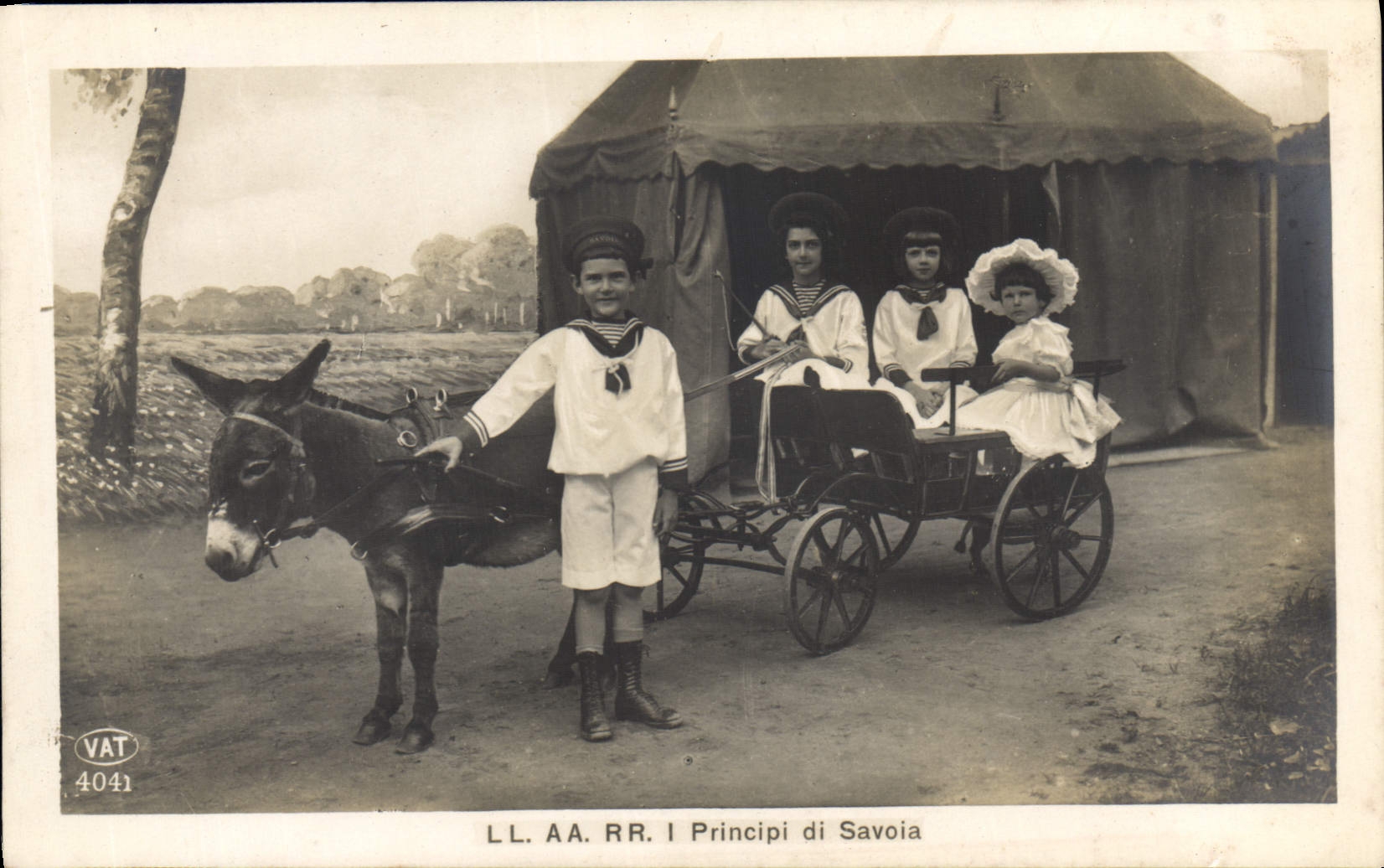 Les Princes de Savoie — Enfant en uniforme tenant un âne, trois enfants dans une voiture à quatre roues devant une tente — L.L. AA. RR. I Principi di Savoia, n° 4041