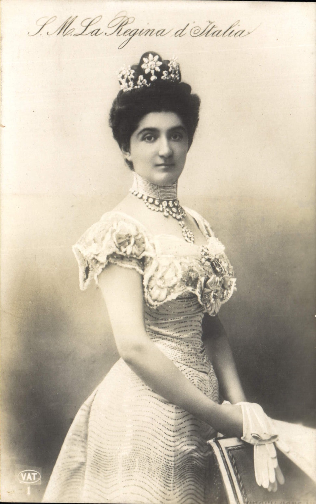 S.M. La Regina d'Italia — portrait en costume royal — Fot. Teppo