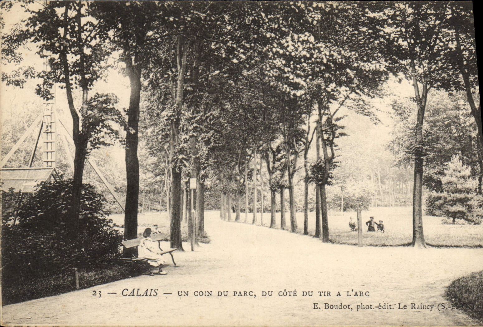 CPA Calais un coin du parc Du cote du Tir a l'arc