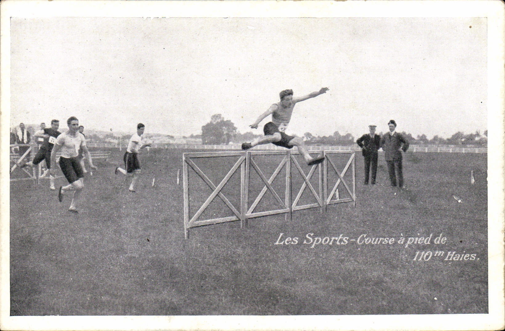 Course à pied de 110 m Haies — Les Sports — Éditeur : Émile Pécaud & Cie, Paris