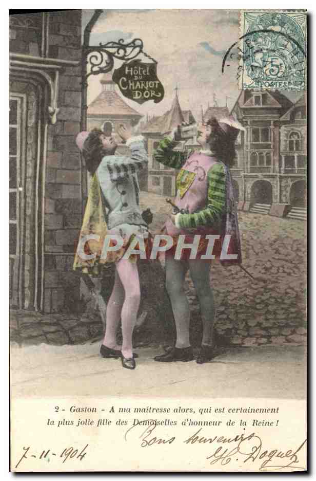 Deux personnages en costume d'époque devant l'Hôtel du Charlot Dor — éditeur H. Roguel, n°2