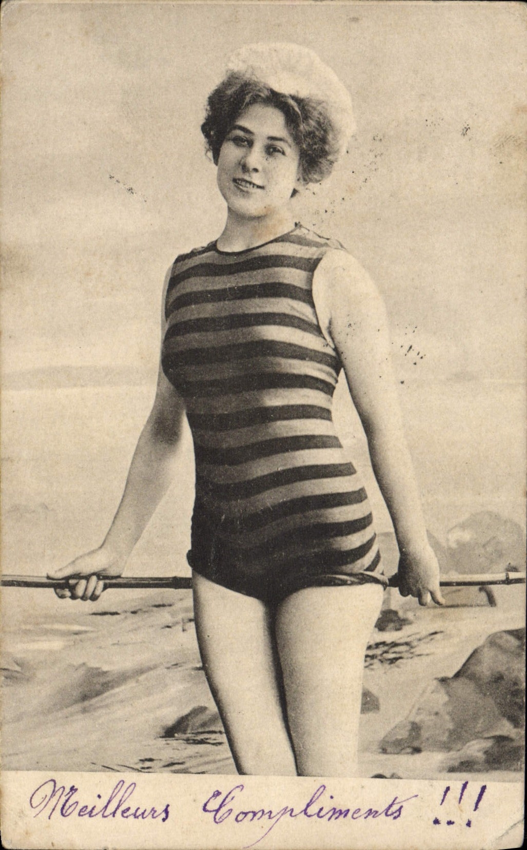 Femme en maillot rayé — plage — série 79, éditeur Union postale universelle