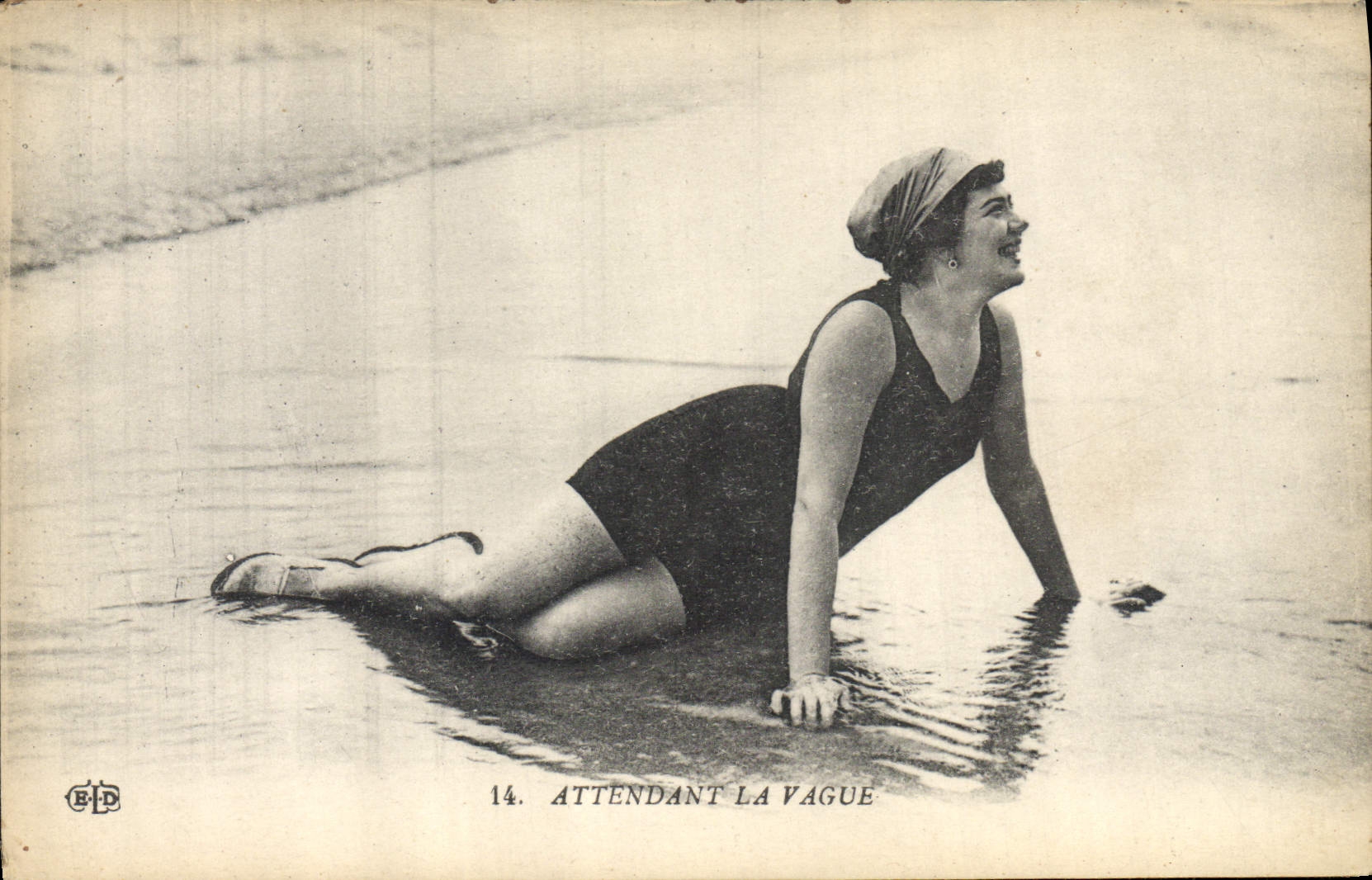 Femme en maillot de bain — attendant la vague — Éditeur B.P. n°14