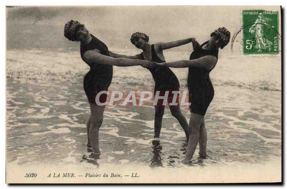CPA Fantaisie Femme Maillot de bain Plaisirs du bain 