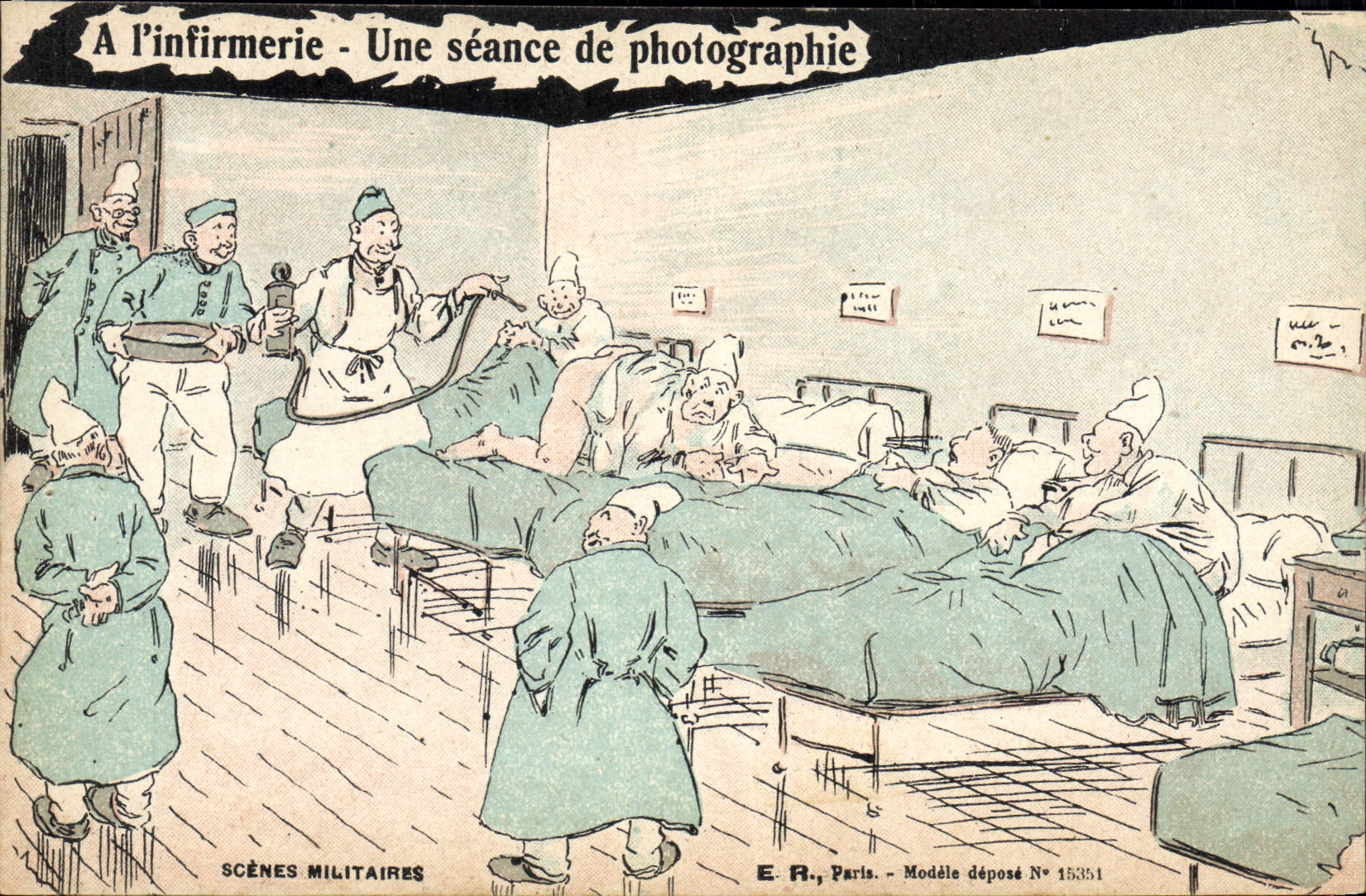 A l'infirmerie - Une séance de photographie — Scènes Militaires, E.R., Paris, Modèle déposé N° 15351
