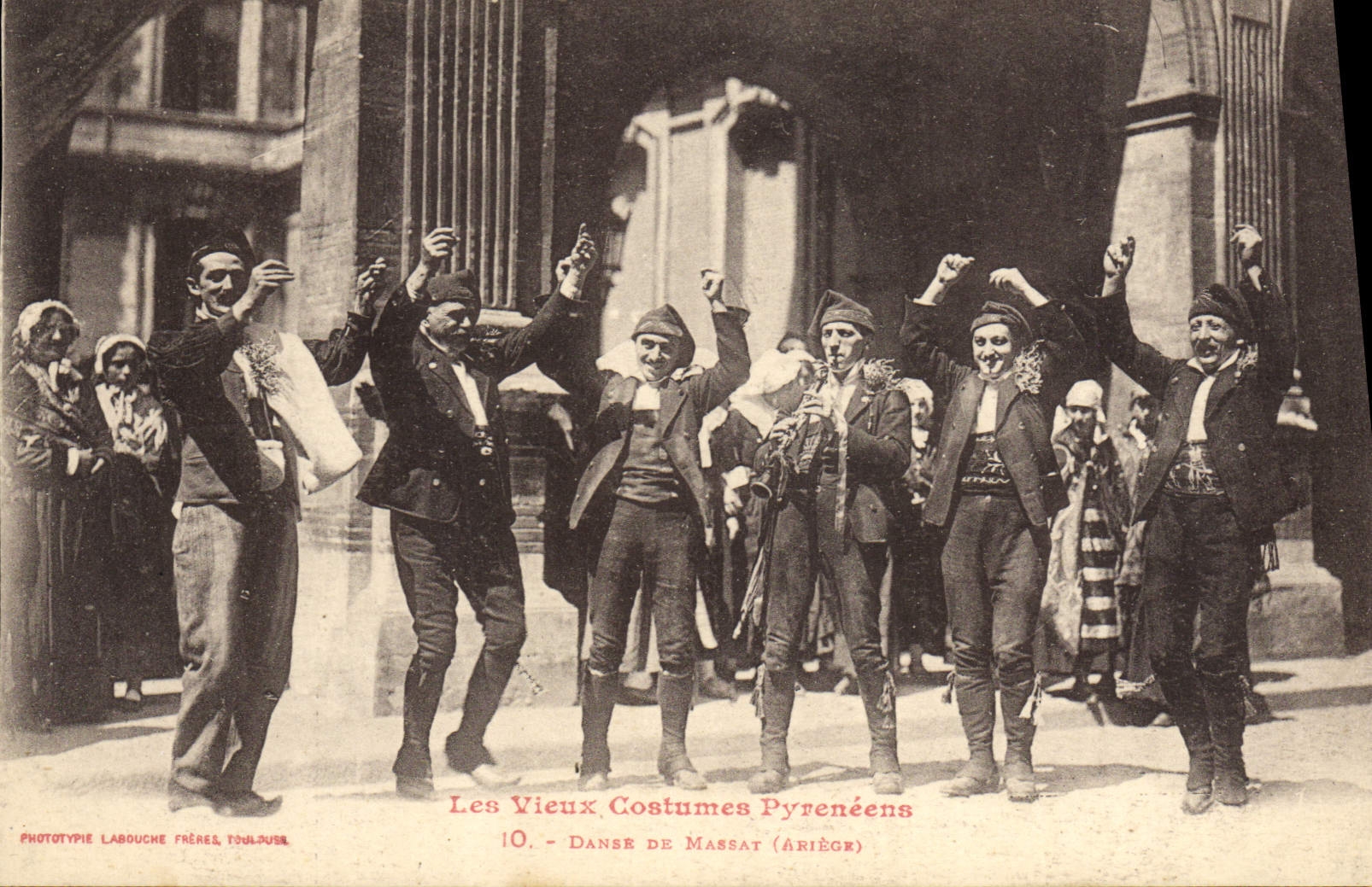 CPA Folklore Vieux costumes Pyrenees Danse de Massat