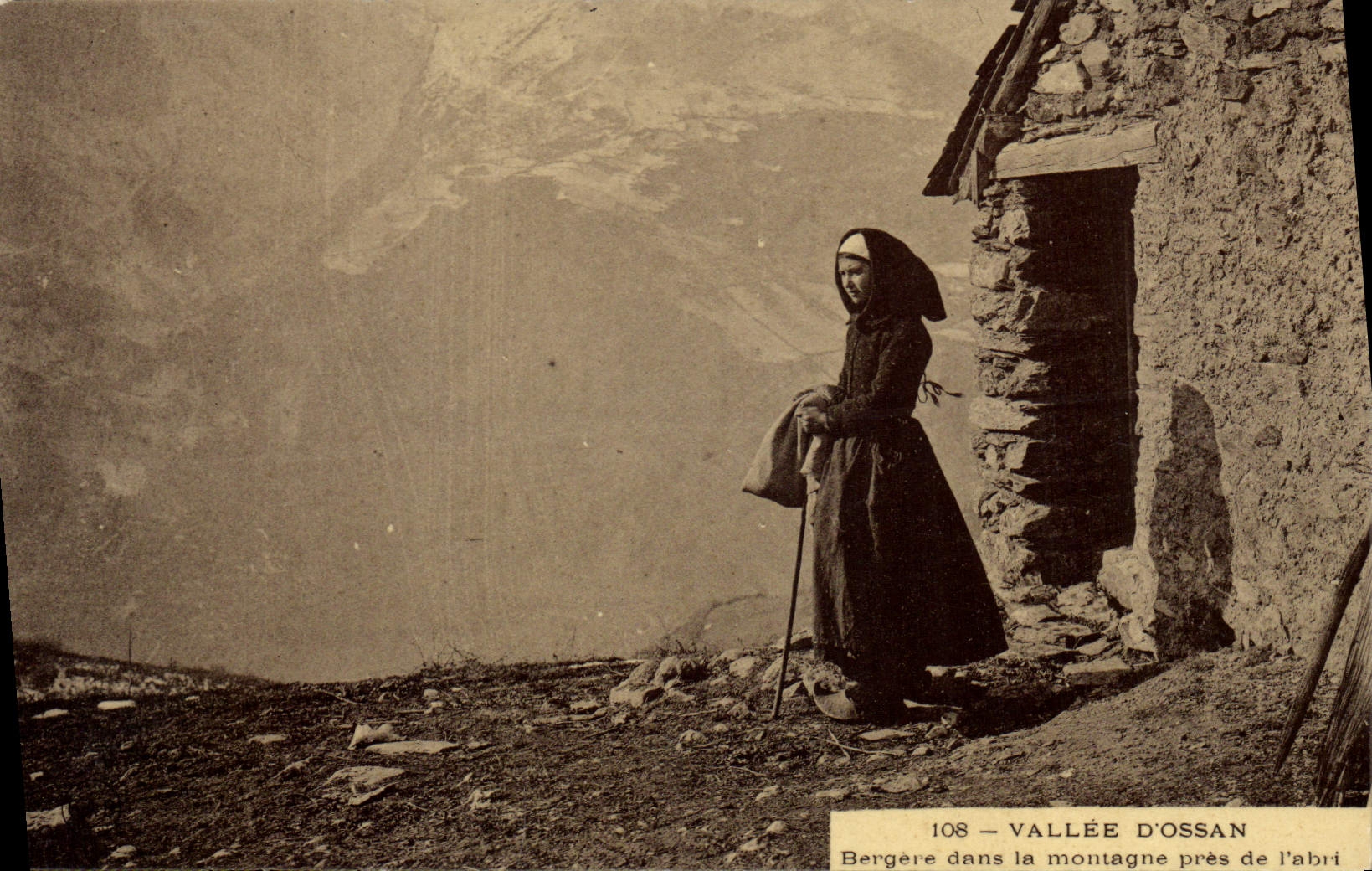Bergère dans la montagne près de l'abri — Vallée d'Ossan — n° 108