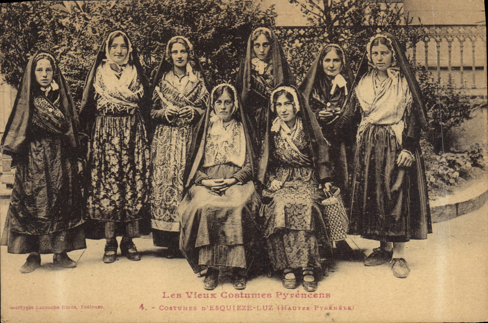 CPA Folklore Vieux costumes d'Esquieze Luz 