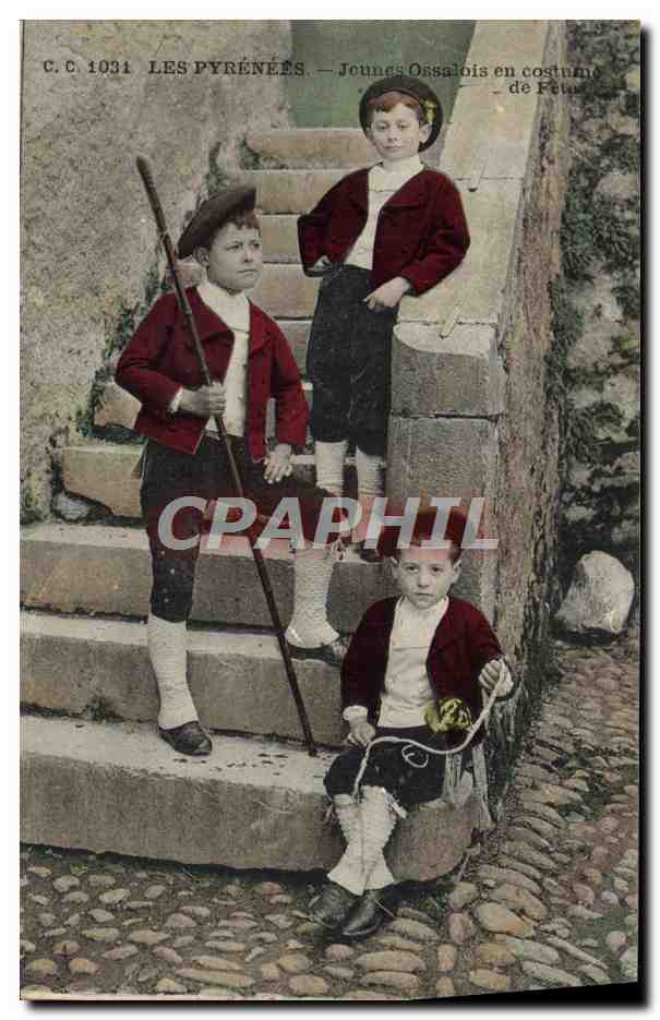 CPA Folklore Pyrenees Jeunes ossalois en costume de fete 