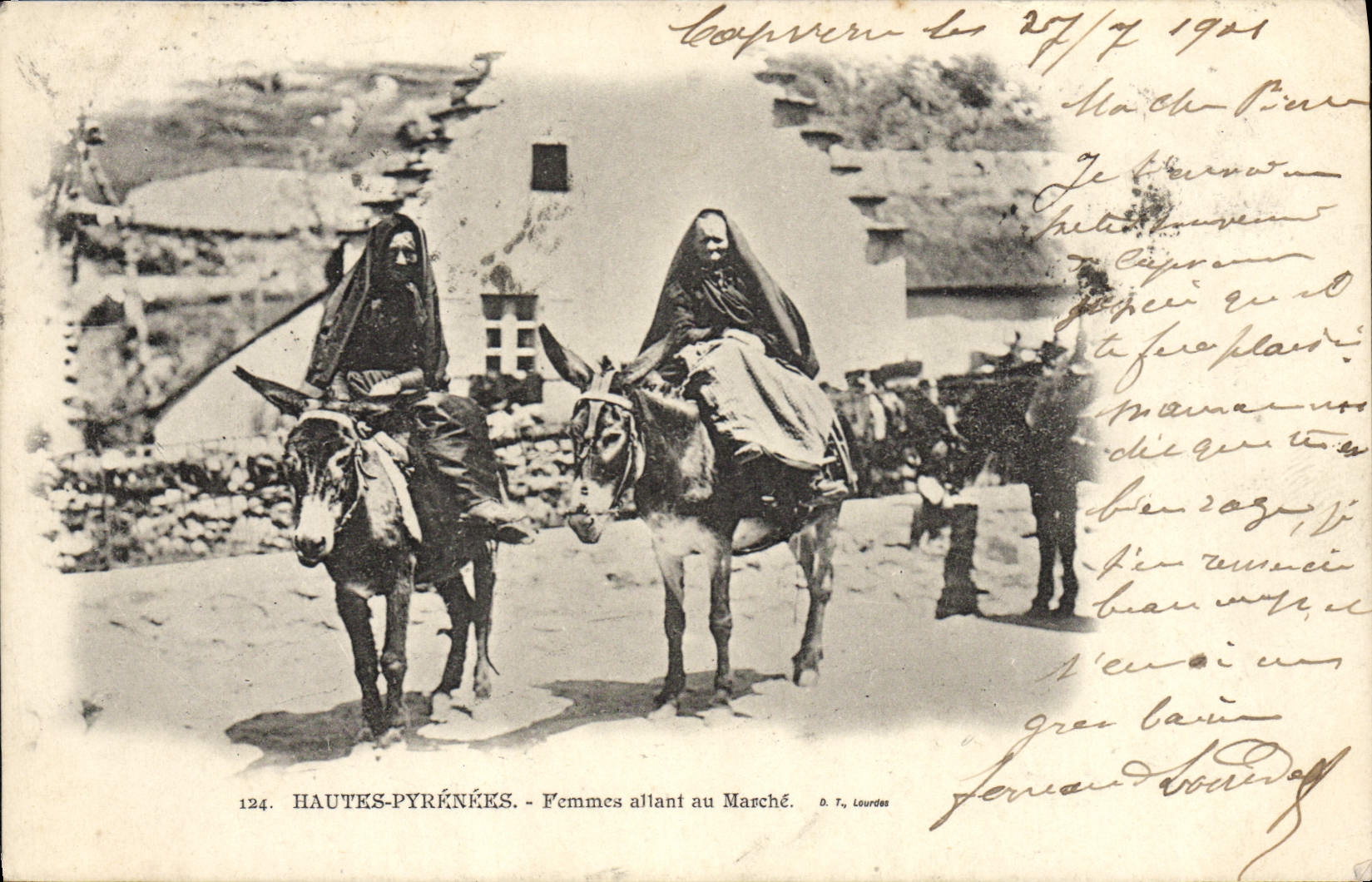 CPA Folklore Hautes Pyrenees Femmes allant au marche Mule Ane 