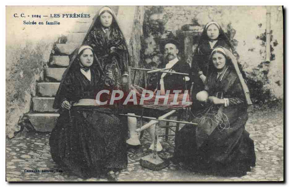 CPA Folklore Pyrenees Soiree en famille 