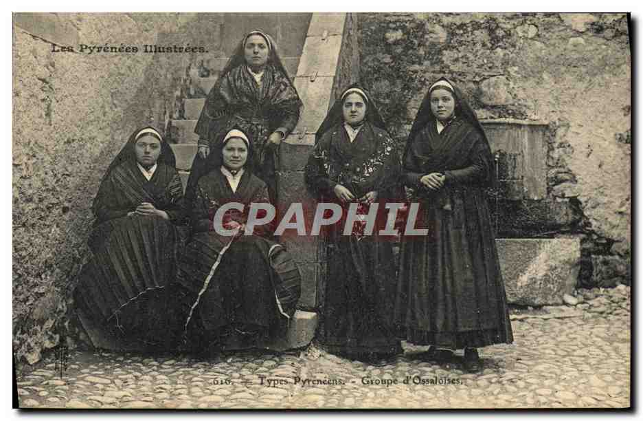 CPA Folklore Pyrenees Groupe d'Ossaloises 