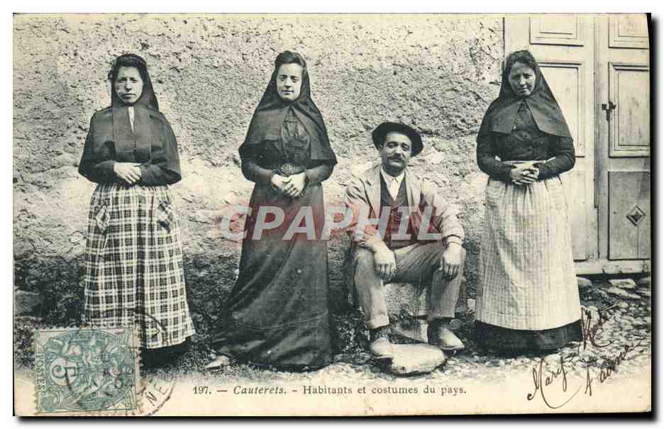 CPA Folklore Attelage Cauterets Habitants et costumes du pays