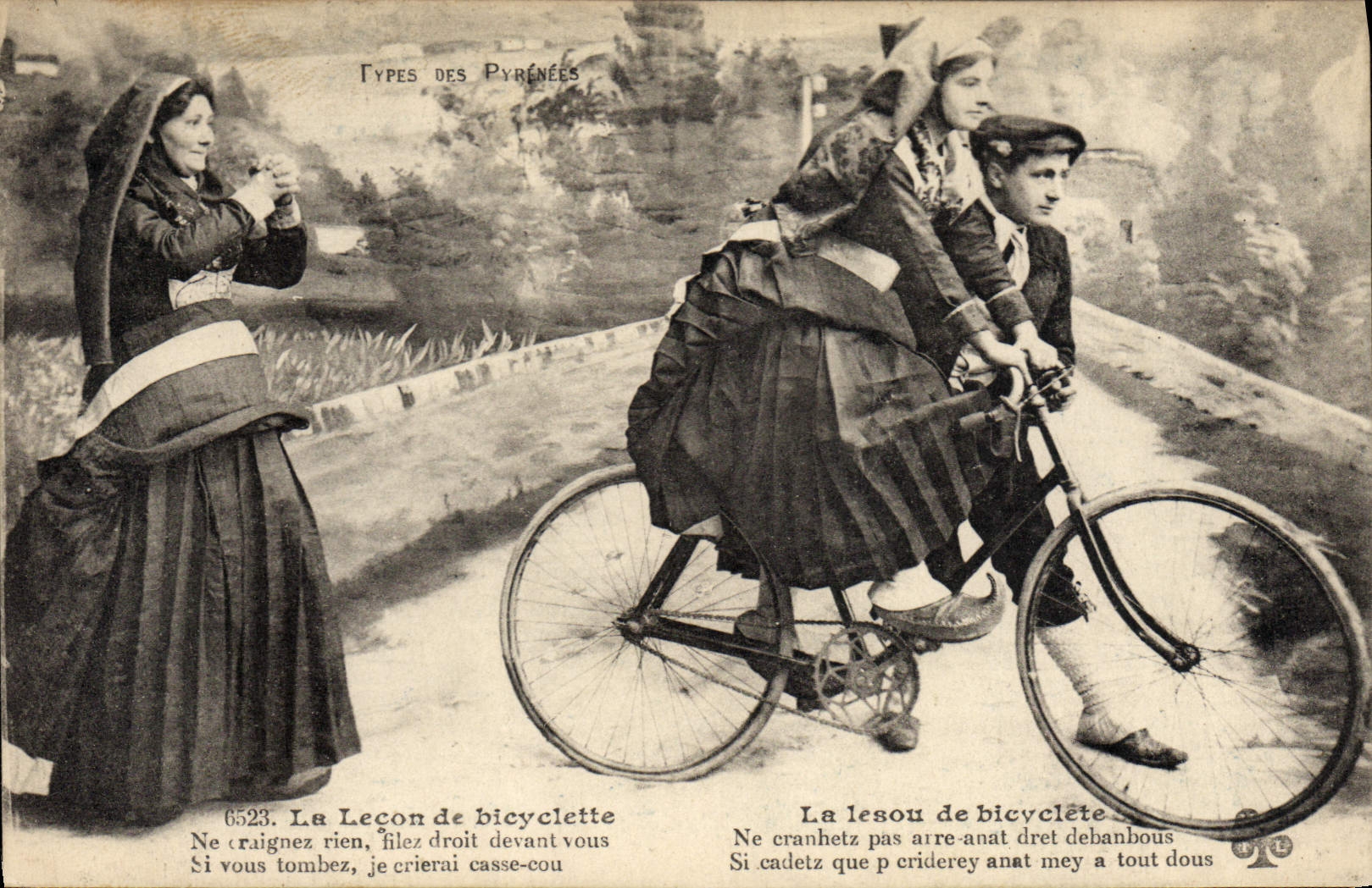 CPA Folklore La lecon de bicyclette Velo Cycle Pyrenees