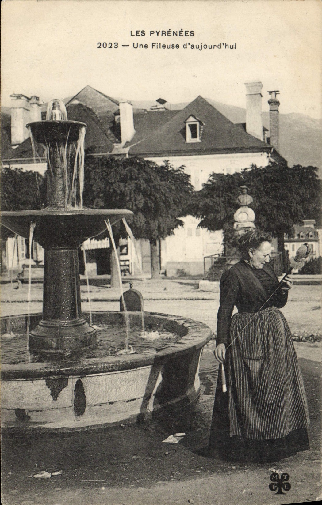 CPA Folklore Pyrenees Une fileuse d'aujourd'hui