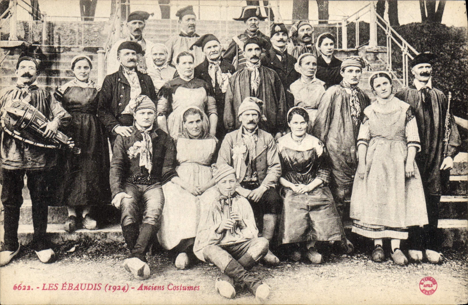 CPA Folklore Les Ebauds Anciens costumes 