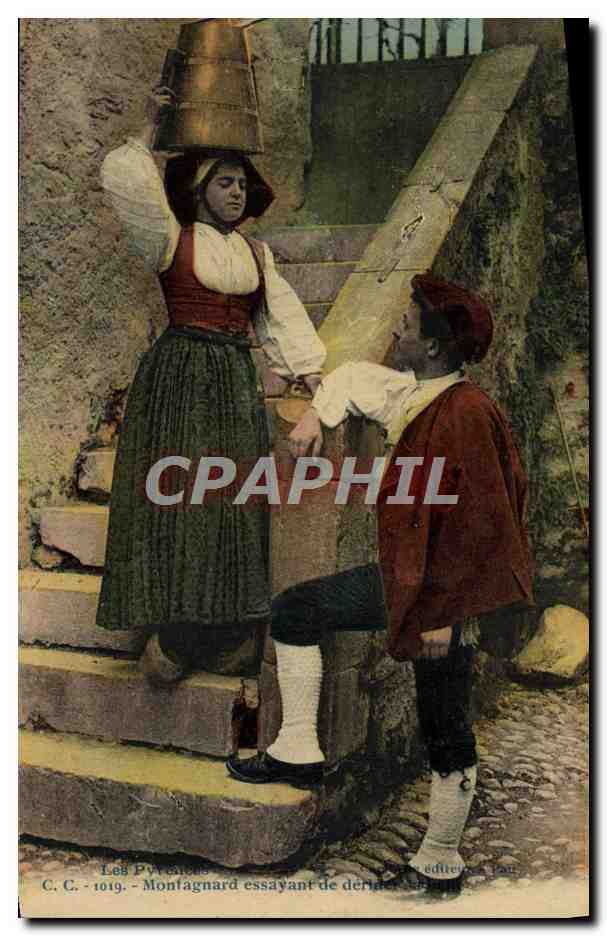 CPA Folklore Pyrenees Montagnard essayant de derider sa belle 