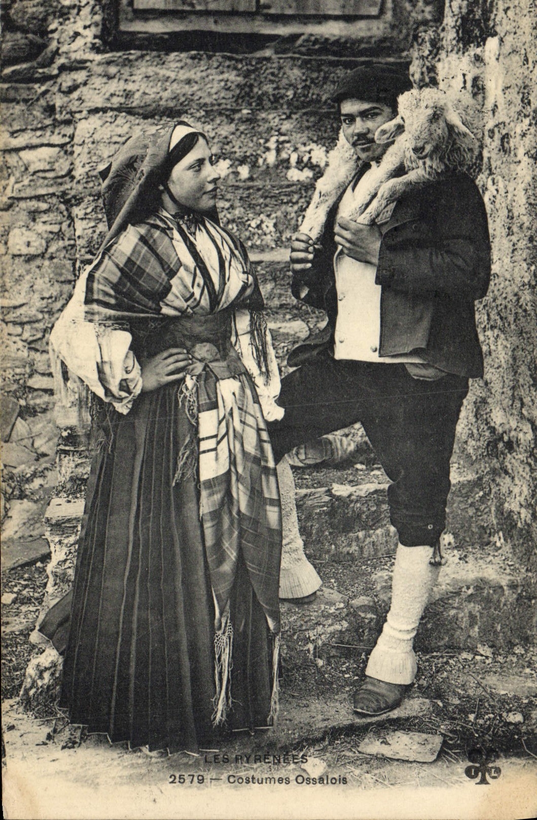 CPA Folklore Pyrenees Costumes Ossalois