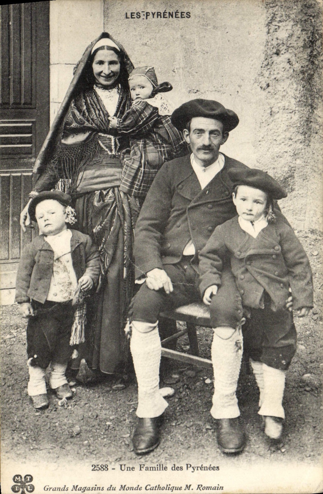 CPA Folklore Pyrenees Une famille des Pyrenees