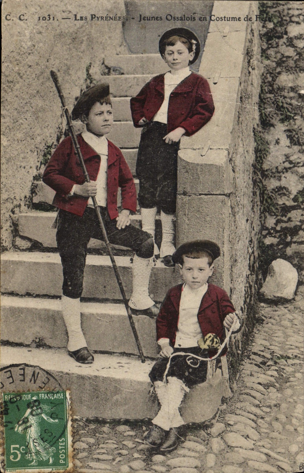 CPA Folklore Pyrenees Jeunes Ossalois en costume de fete 