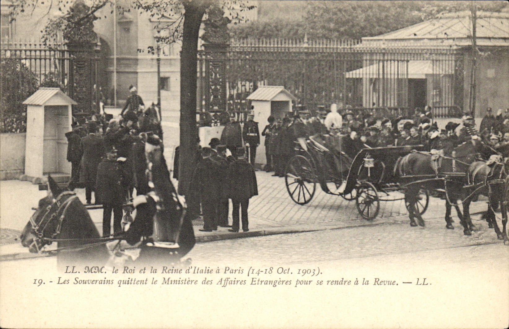 Les Souverains d'Italie à Paris — LL. MM. le Roi et la Reine d'Italie quittent le Ministère des Affaires Etrangères pour se rendre à la Revue (14-18 Oct. 1903) — LL.