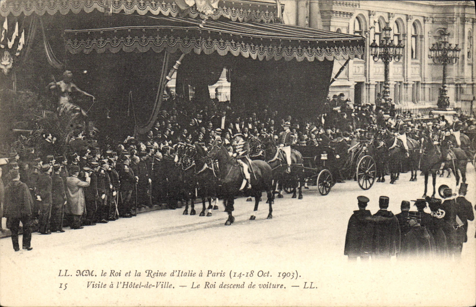 Visite du Roi et de la Reine d'Italie à Paris — Le Roi descend de voiture — LL. M. (14-18 Oct. 1903)