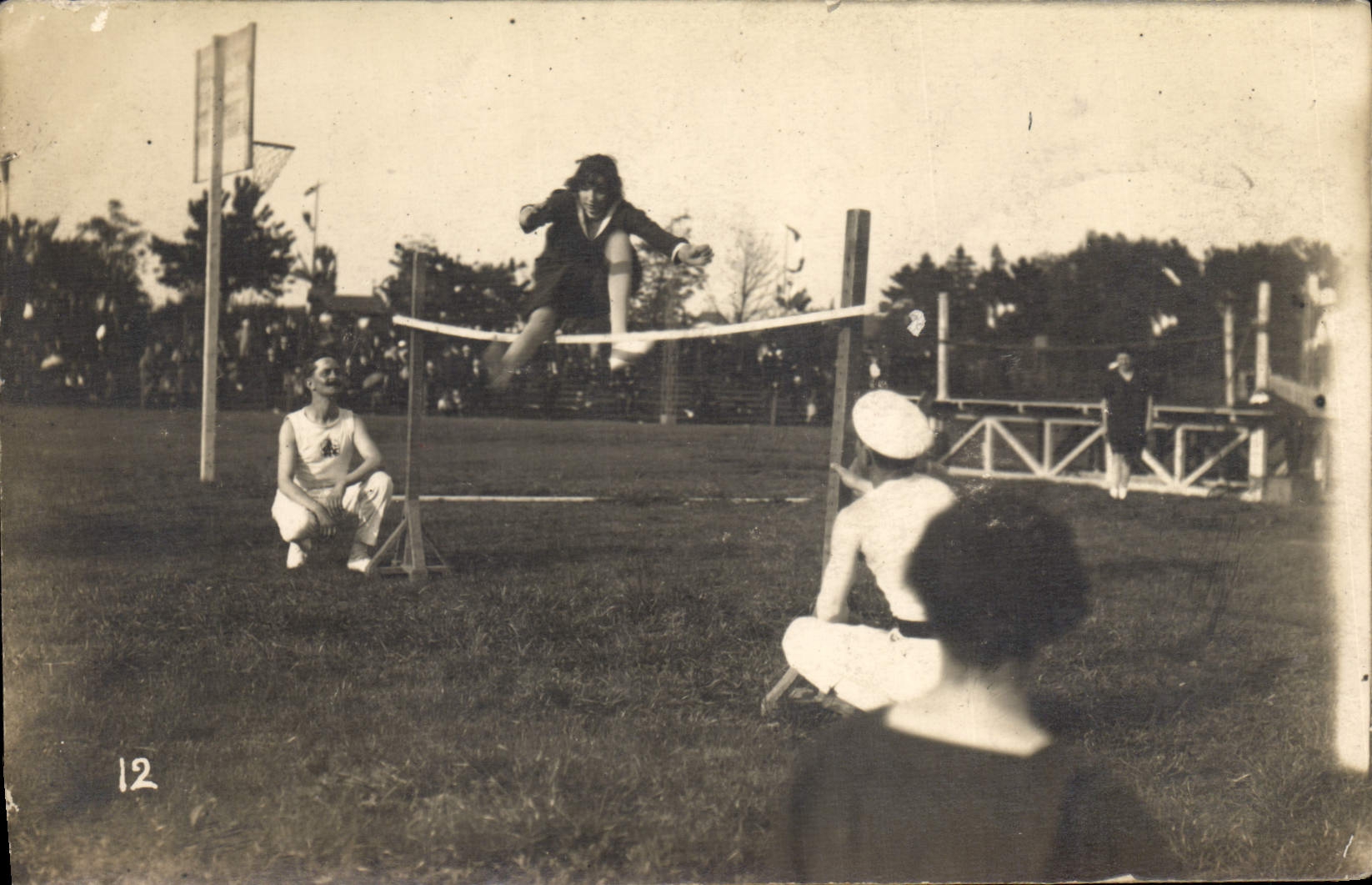Saut en hauteur — athlète en plein vol — éditeur A. Lacoste, Châlons-sur-Saône