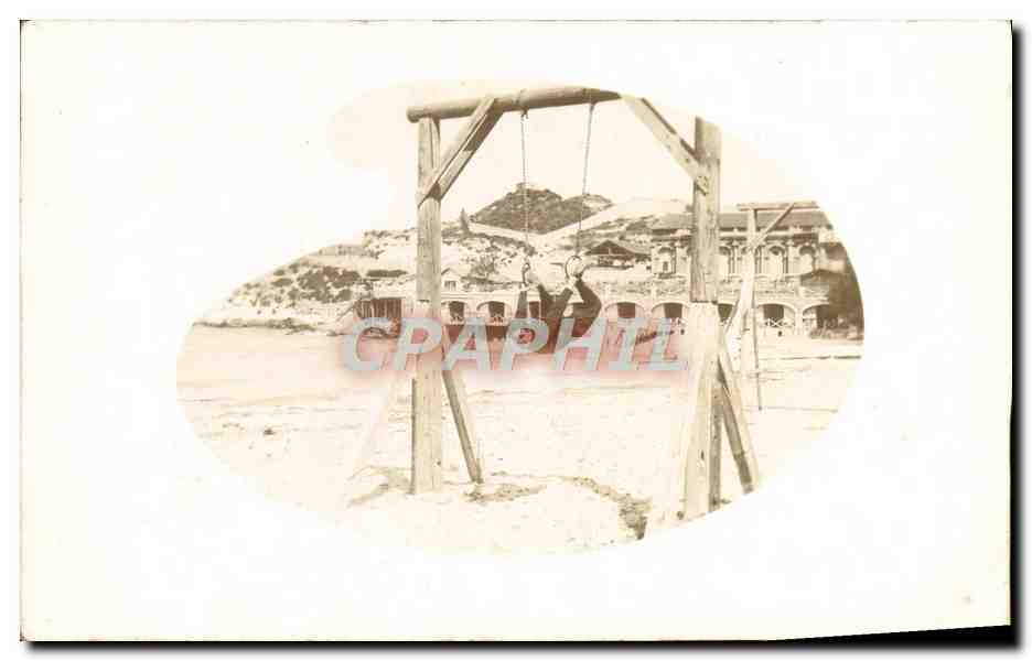 Balade à la plage — vue de la mer et des bâtiments — carte postale vierge