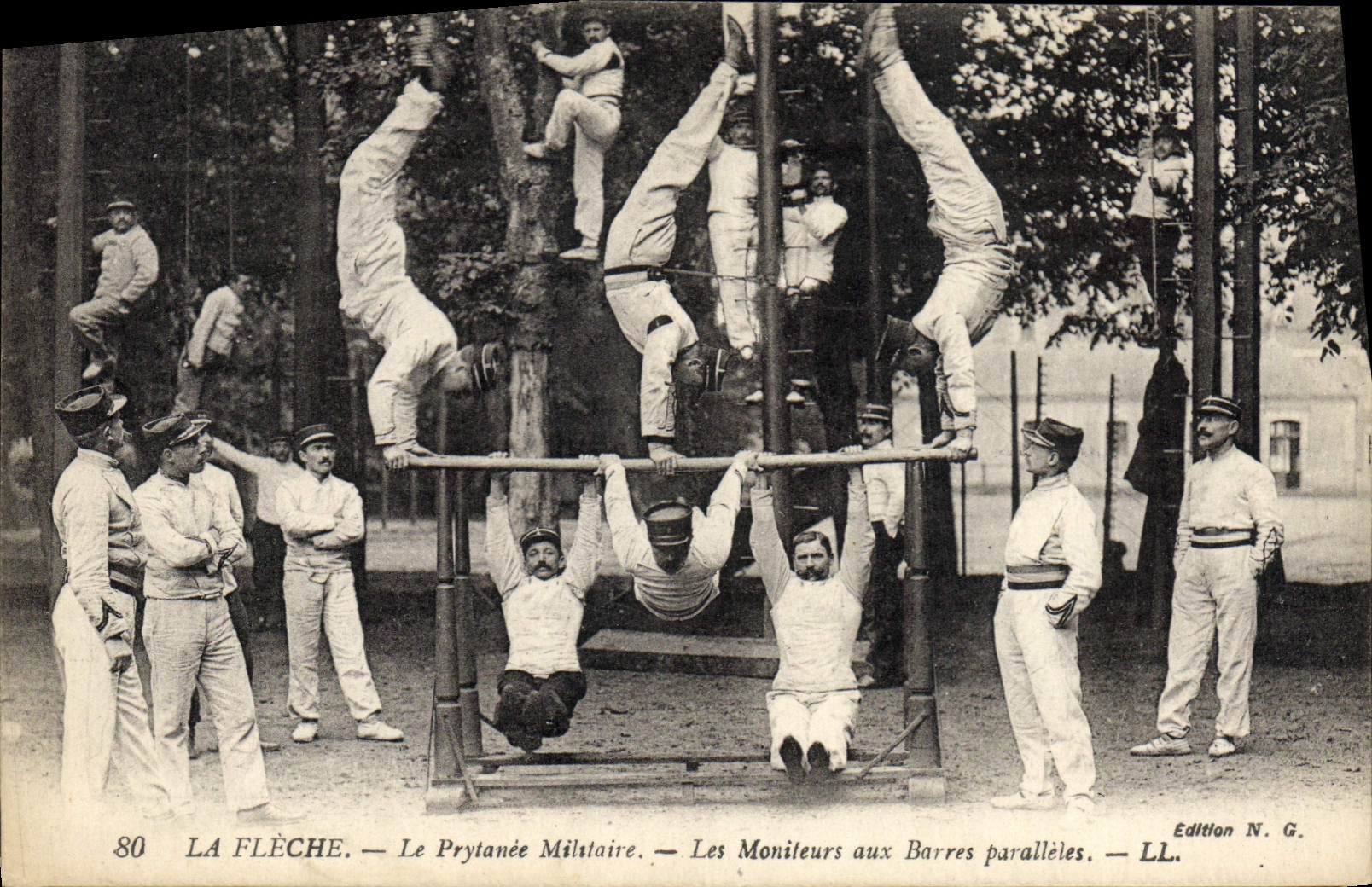 La Flèche — Le Prytanée Militaire — Les Moniteurs aux Barres parallèles — Édition N.G.