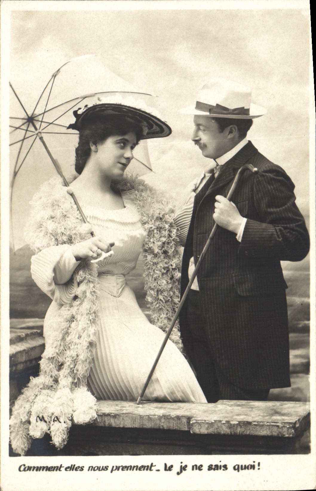 Couple en tenue d'époque — texte humoristique — M.A. (éditeur ?)