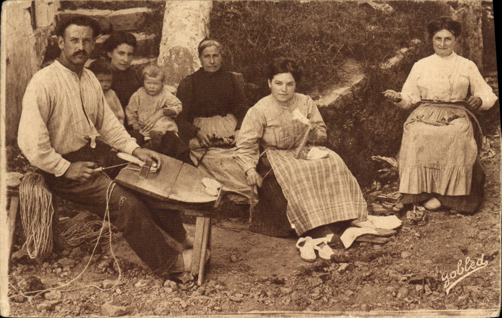 CPA Folklore Pays Basque Famille de Sandeliers 