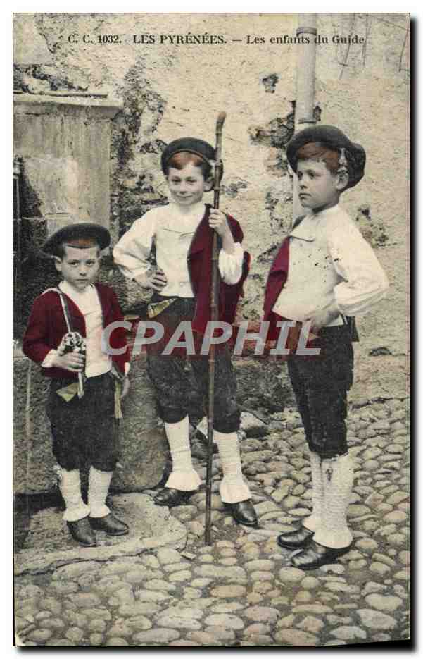 CPA Folklore Pyrenees Les enfants du guide 