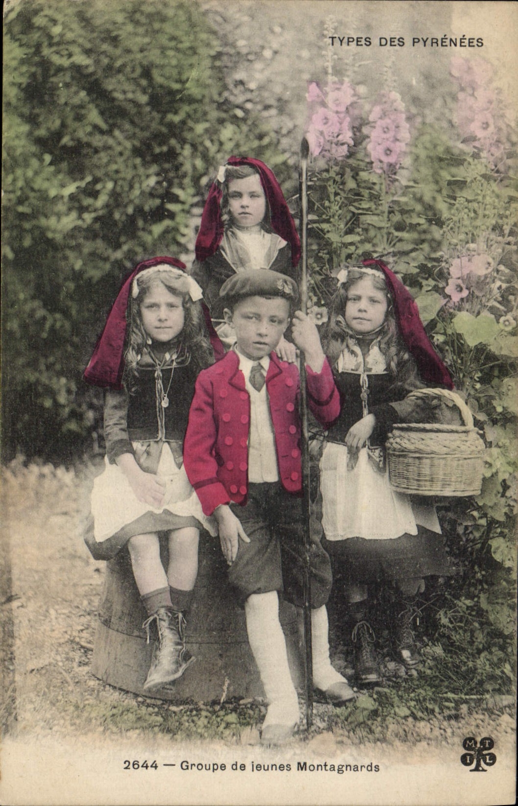 CPA Folklore Pyrenees Groupe de jeunes montagnards Folklore