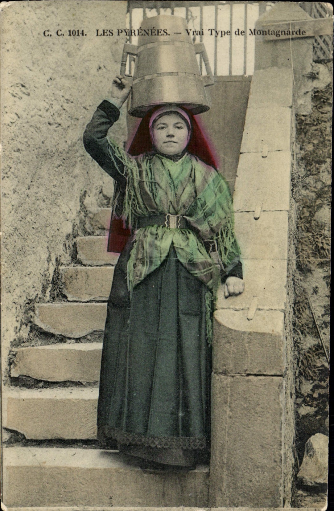 CPA Folklore Pyrenees Vrai type de montagnarde