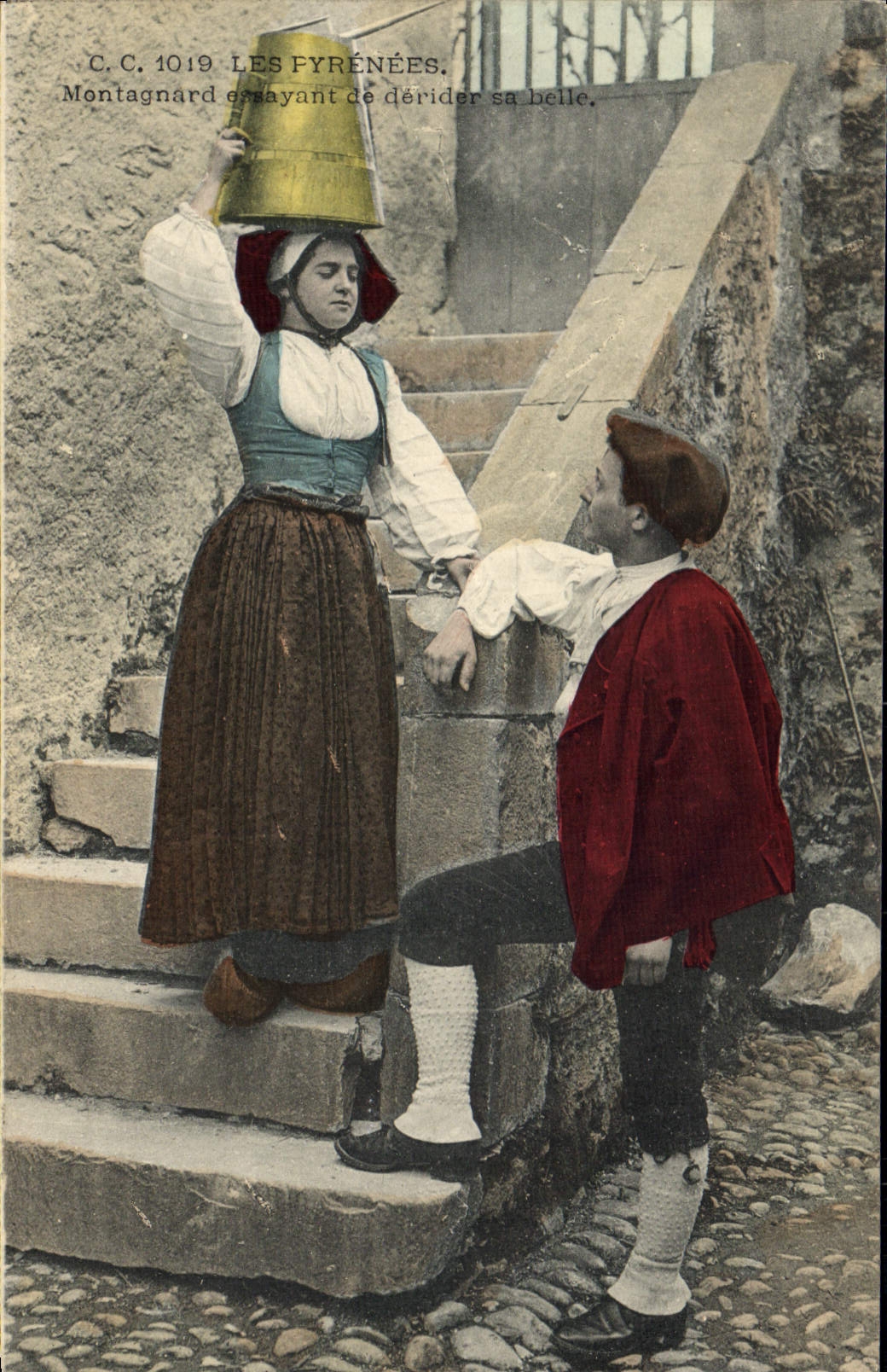 CPA Folklore Pyrenees Montagnard essayant de derider sa belle