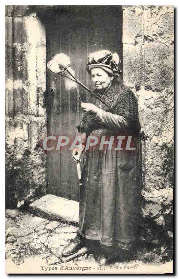 CPA Folklore Auvergne Une vieille fileuse 