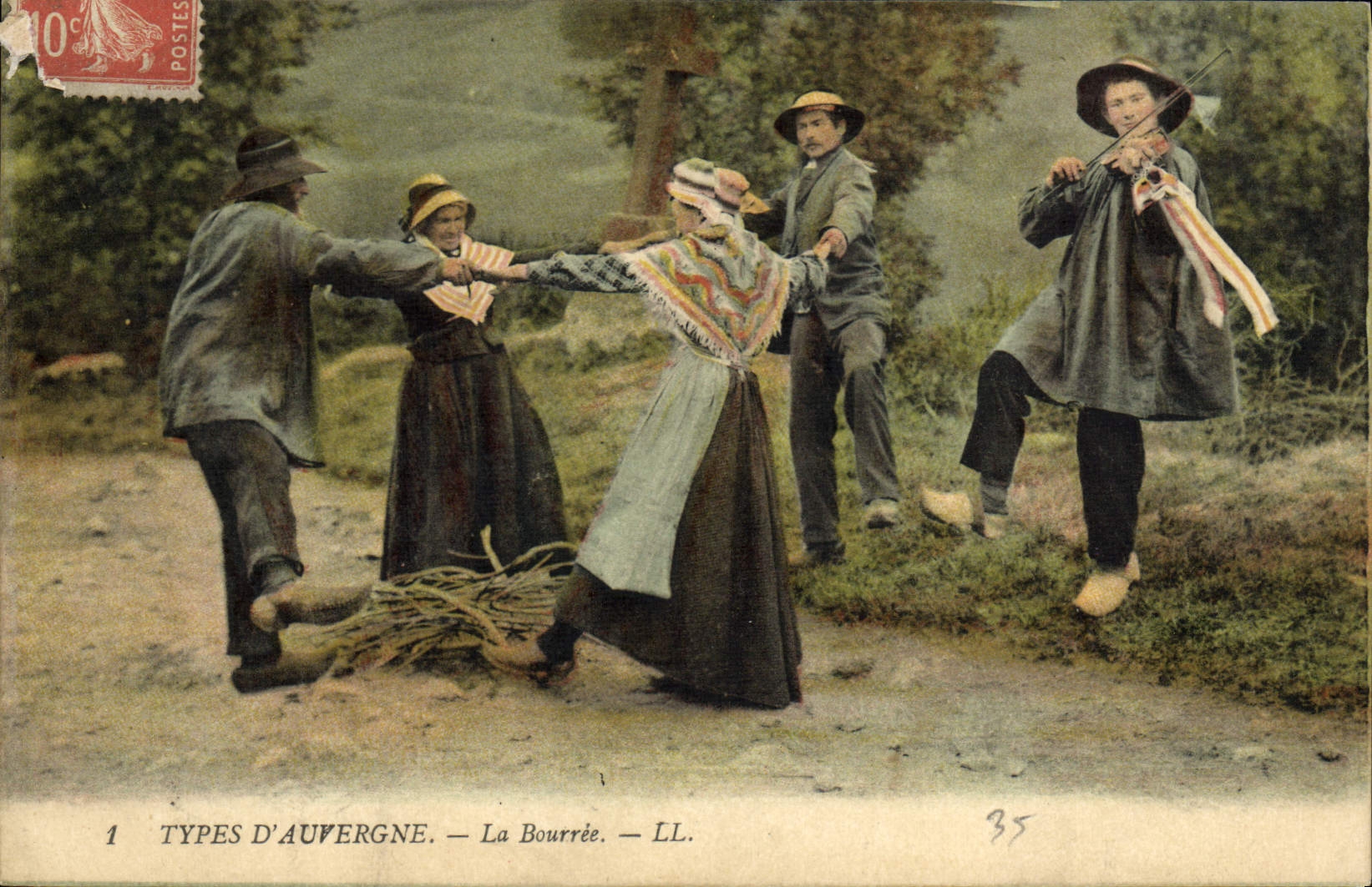 CPA Folklore Types d'Auvergne La bourree