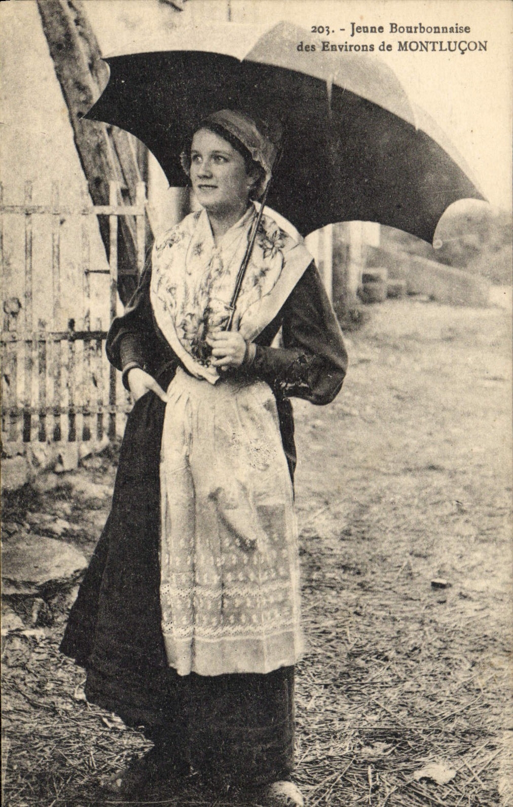 CPA Folklore Jeune Bourbonnaise des environs de Montlucon