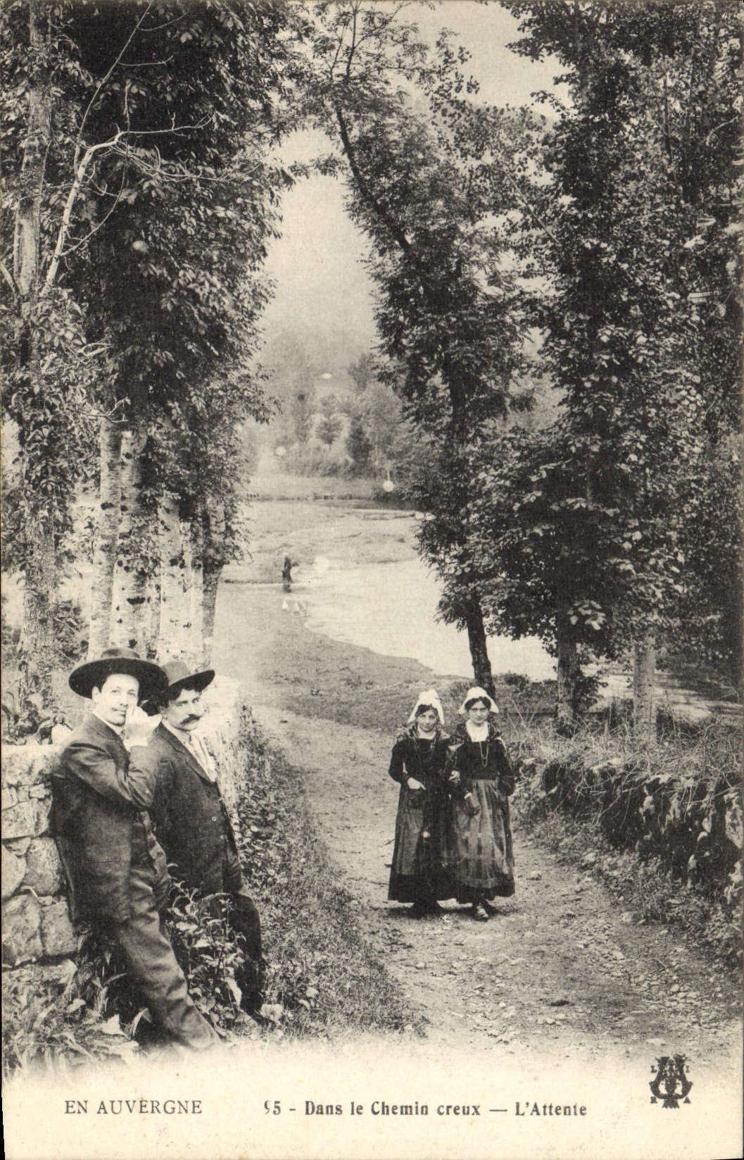 CPA Folklore Dans le chemin creux L'attente Femmes