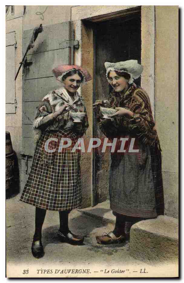CPA Folklore Types d'Auvergne Le gouter 